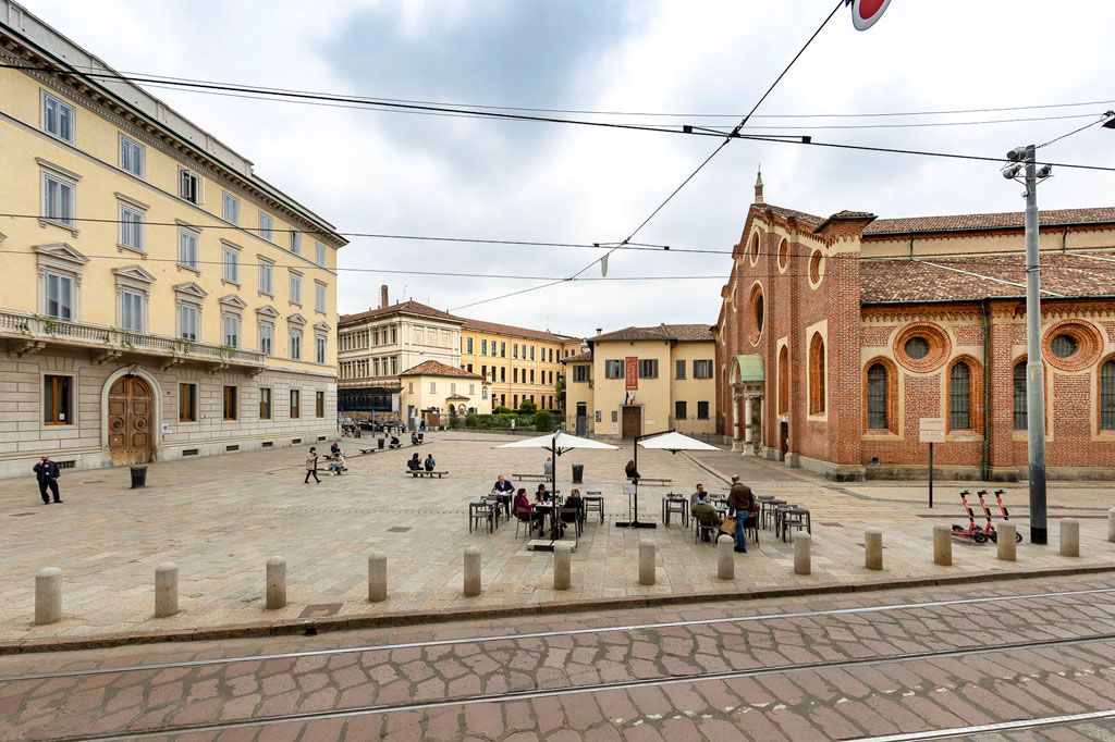 Surroundings of ‘Ruffini’ school: Basilica di Santa Maria delle Grazie (the brick church on the right), the chapel housing The Last Supper (the two-storey yellow building to the left of the church), and ‘Ruffini’ school (the three-storey yellow structure to the left of the chapel)