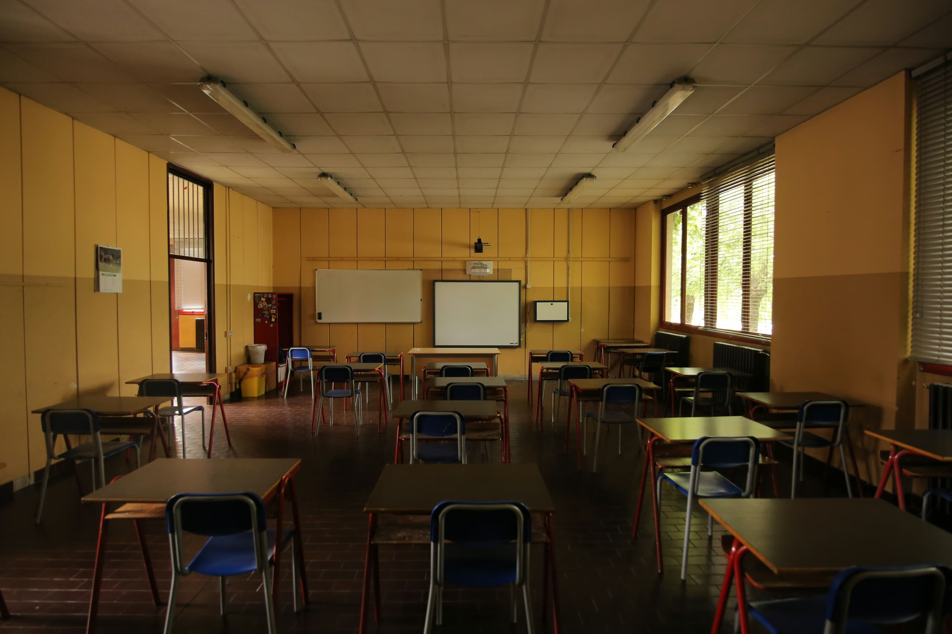 Classroom in Building F, status quo, photo in 2021; the walls made of prefabricated slabs can be observed